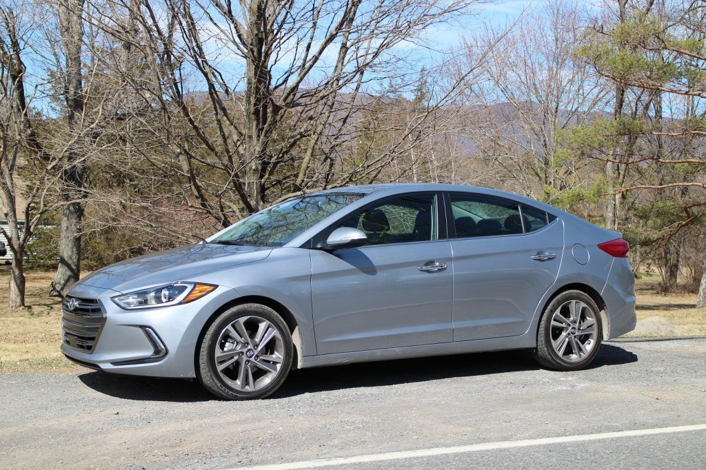 2017 Hyundai Elantra Limited, Montañas Catskill, NY, Abr 2016 2017 Hyundai Elantra Limited, Montañas Catskill, NY, Abr 2016