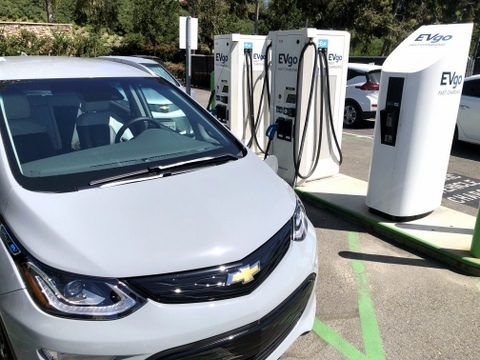 Chevrolet Bolts en los cargadores EVgo